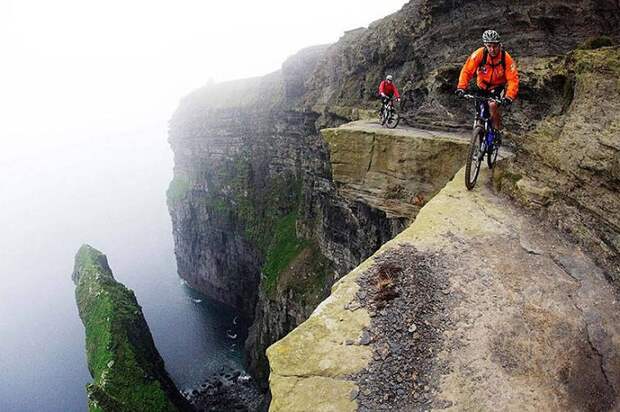 Опасный путь на Cliffs of Moher.