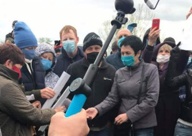 Под Херсоном фермеры перекрыли дороги, требуя открыть рынки Под Херсоном фермеры перекрыли дороги, требуя открыть рынки