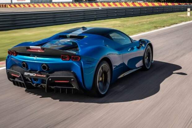 Ferrari полностью переписала формулу создания гиперкара с новым SF90, который стал не только самым мощным серийным автомобилем марки, но и первым, который мог работать только на электричестве. Разгон от 0 до 100 км / ч занимает 2,5 секунды, но и этого для некоторых мало. Для них предусмотрен пакет Assetto Fiorano. Эта опция снижает вес стандартного автомобиля на 60 кг и добавляет такие опции, как заднее крыло из углеродного волокна и шины Michelin Pilot Sport Cup2 для большей прочности на сжатие и улучшенного сцепления. Пакет стоит 56 000 долларов, но эта сумма может увеличиться в зависимости от добавленных опций.