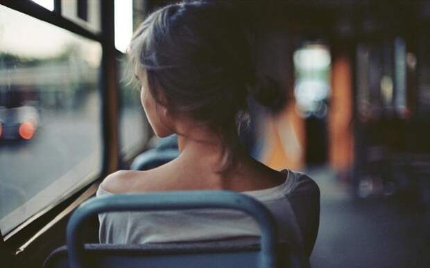 Картинки по запросу девушка сидит в автобусе