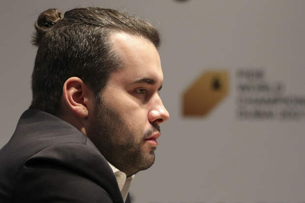 Шахматист Карлсен оттолкнул камеру оператора после поражения от Артемьева