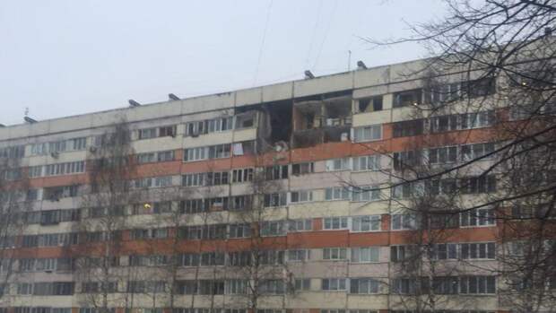 Очевидцы сообщили о возгорании после взрыва в жилом доме Петербурга