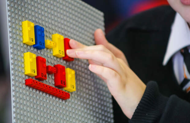 Чтобы всем было весело: LEGO выпустит специальную версию кубиков, предназначенных для слабовидящих детей