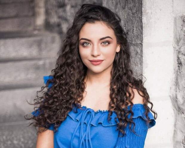 Расправьте кудри! Фото девушек, отказавшихся от выпрямления вьющихся волос