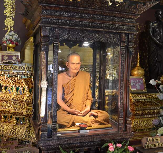 Тело монаха Acharn Mun Bhuridarto. Фото автора.