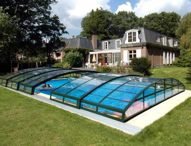 Великолепный проект классического бассейна с выдвижной полуавтоматической стеклянной крышей.