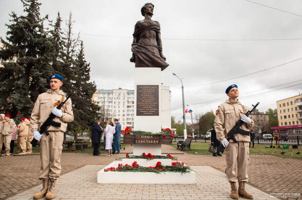 Фоторепортаж: в Твери открыли памятник Паше Савельевой