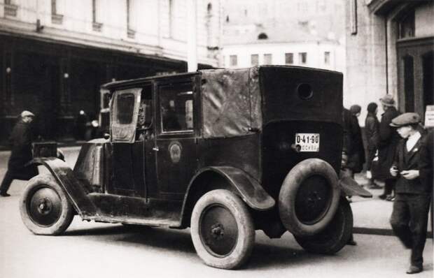 Фото нач. 1930-х гг. Автомобиль такси фирмы Рено у Большого театра. москва, московское такси, ретро фото, такси