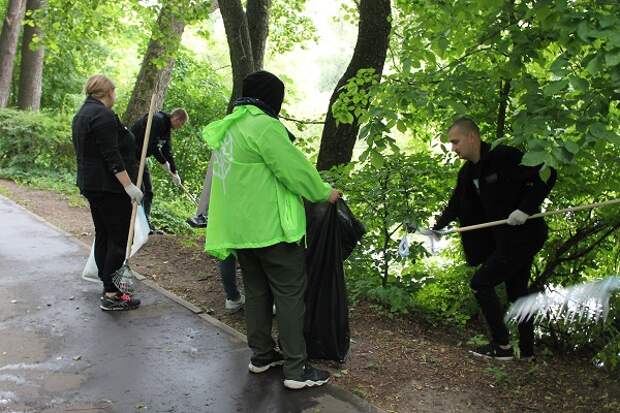 Волонтеры собрали дюжину мешков с мусором на Кузьминских прудах