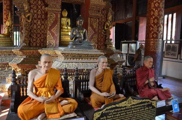 Три восковые фигуры монахов в Храме Ват Пра Синг в городе #Чианг Май . Фото автора.