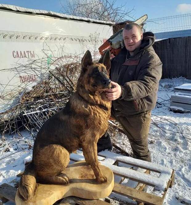 Воронежец бензопилой делает из дерева собак, как живых