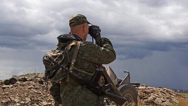 Военнослужащий Народной милиции ЛНР на позициях у линии соприкосновения в Донбассе. Архивное фото