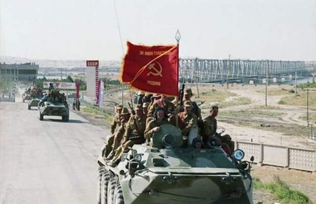 Первая колонна советских войск, возвращающаяся из Афганистана, во время пересечения советско-афганской границы, 18 мая 1988 года