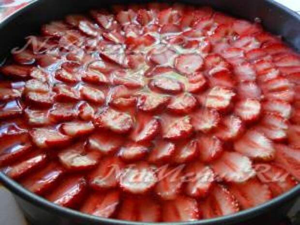 залить чизкейк с клубникой и маскарпоне готовым желе из пакетика