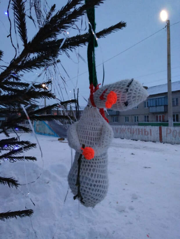 Снеговик повесился. | Фото: Reddit. Снеговик повесился. | Фото: Reddit.