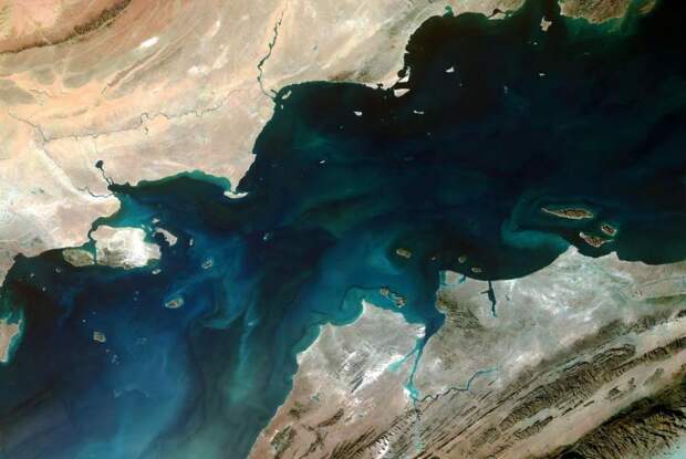 Иран разрешил проход через Ормузский пролив судам с гуманитарными грузами