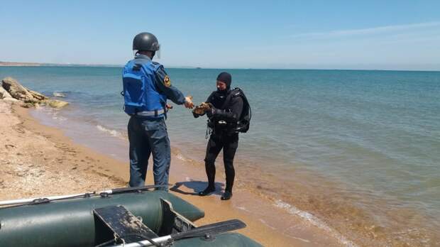 Смотрите, что море на пляж вынесло. Пиротехники МЧС обезвредили два десятка боеприпасов на востоке Крыма