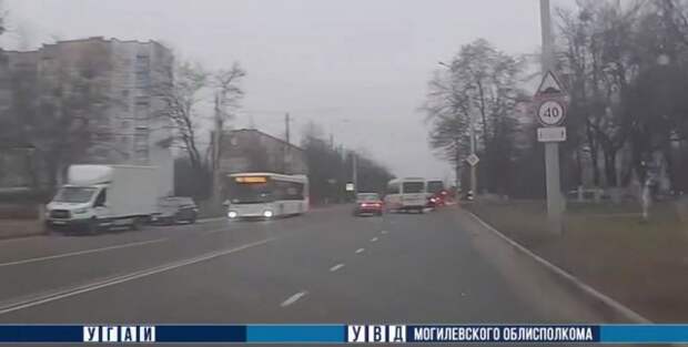 В Бобруйске водитель маршрутки создал аварийную обстановку - и остался без прав.