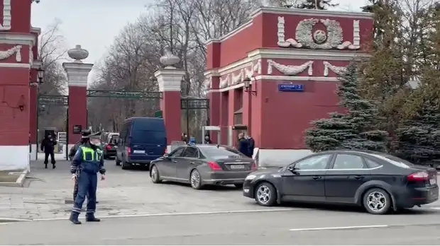 Залпы, чиновники и запрет на вход. Первые кадры с похорон Владимира Жириновского на Новодевичьем кладбище