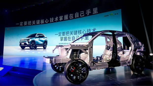 Chery mayi,Chery ant. «Тележка» прежде фигурировала под названием LFS (Lightweight Frame Structure). Её первенцем станет новый батарейный паркетник Chery Mayi (он же Ant и «муравей»), который только начал собирать предзаказы в Китае со стартовой ценой в 160 000 юаней (1,7 млн рублей). Версия Pro на 10 000 дороже.