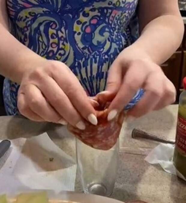 Женщина показала, как делает розы из колбасы (нужен стакан)