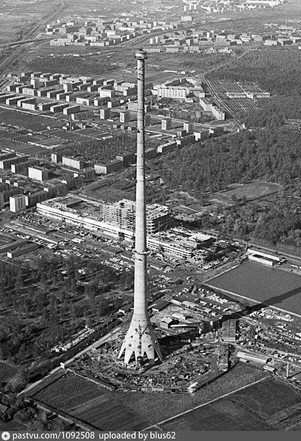 На фото можно увидеть, что около будущей башни расположился целый строительный город, 1966. С сайта www.pastvu.com.