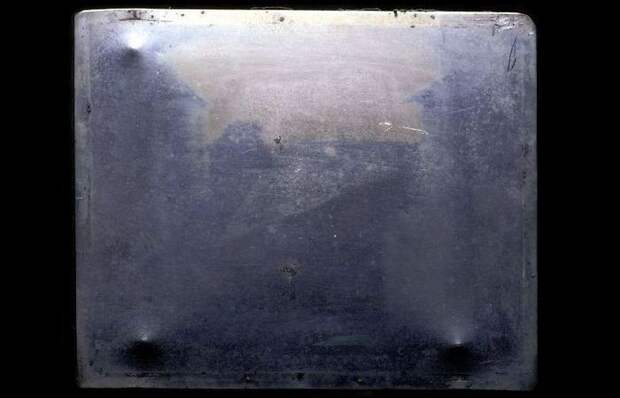 Самый ранний известный снимок «Вид из окна в Ле Гра»./ Фото: funlib.ru