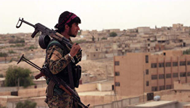 Член Сирийских демократических сил, состоящих из альянса курдских и арабских бойцов