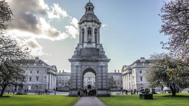Колледж построен в 1592 году располагается в самом центре современного Дублина.