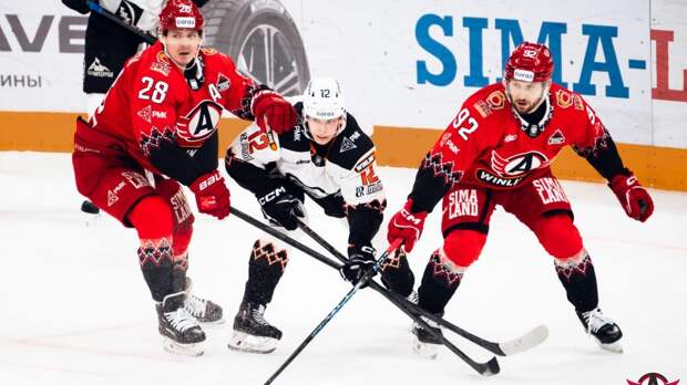 «Автомобилист» победил «Трактор» в сезонном «уральском дерби»