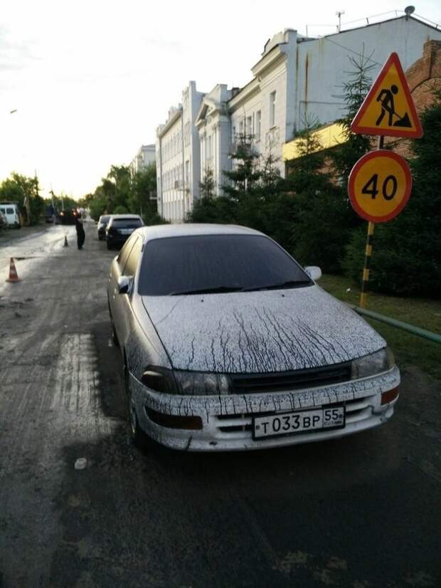 В Омске дорожники залили битумом припаркованные автомобили авто, асфальтирование, битум, гудрон, дорожники, коммунальщики, ремонт дорог