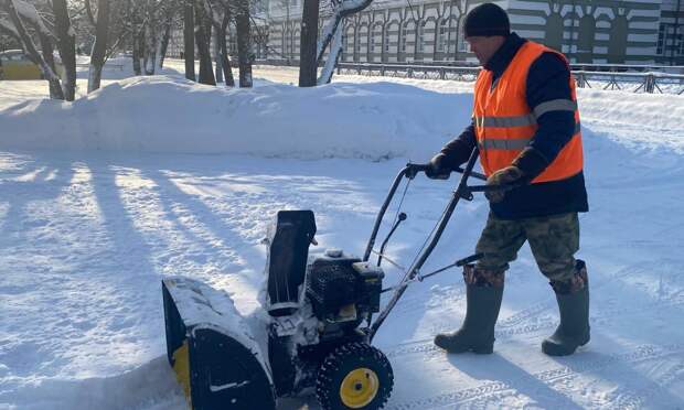 В Архангельске коммунальщики получили новые бензиновые снегоуборщики