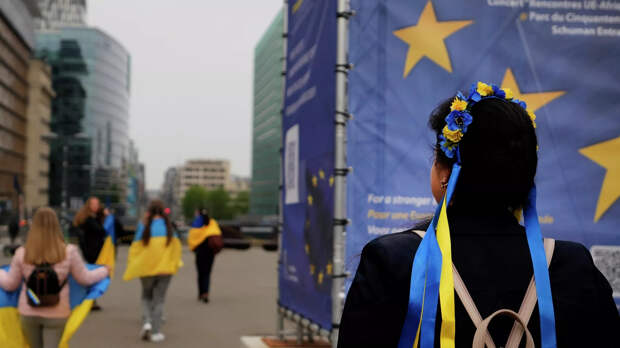 Протестующие несут украинские флаги, принимая участие в демонстрации возле штаб-квартиры ЕС в Брюсселе - РИА Новости, 1920, 12.06.2022