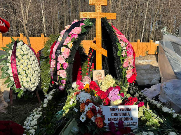 Скорбящие не дождались, когда на могилу телеведущей положат цветы