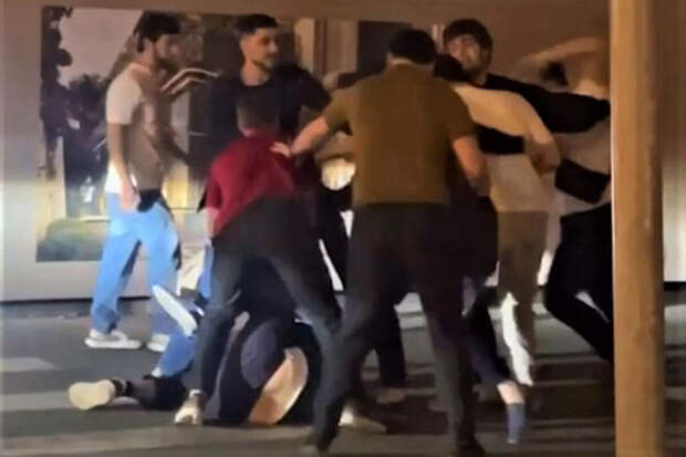 В Москве десятки мужчин устроили драку под песню "Нас бьют — мы летаем"