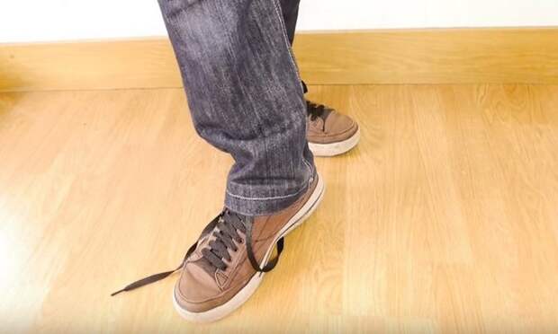 Лайфхак для самых ленивых: Как завязать шнурки без помощи рук