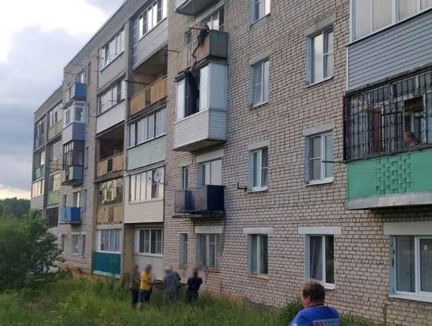В Александровском районе участковый спас повисшую на балконе пенсионерку