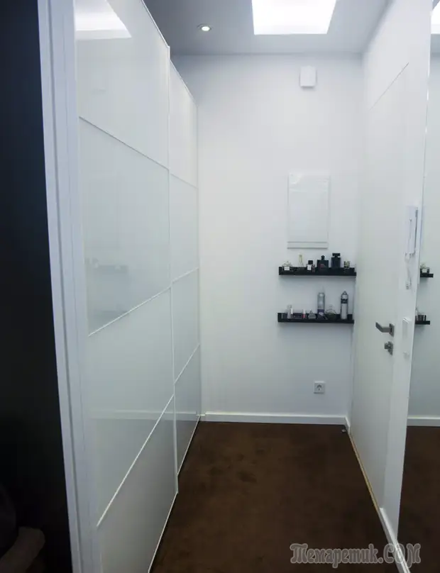 Черно-белая магия питерской сталинки с потолком-хамелеоном