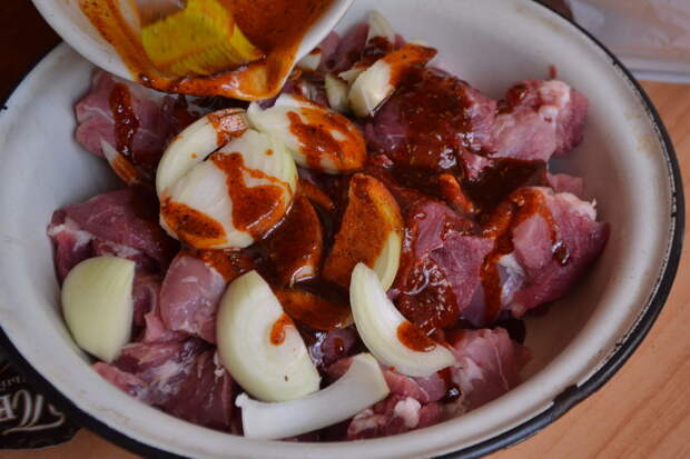 Смешать лук, мясо и маринад