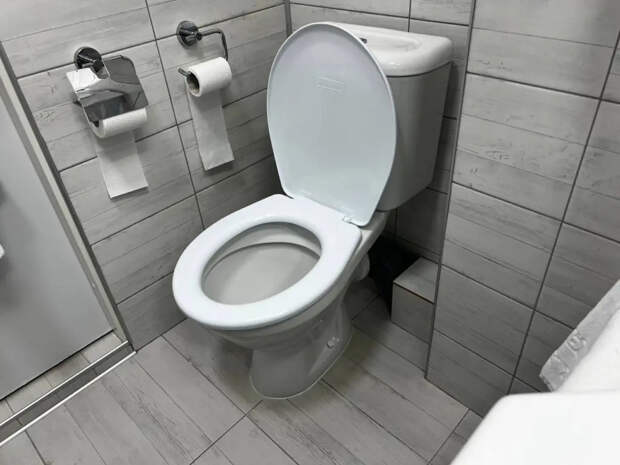 Утром даже тереть не придется: как две капли из аптечки за ночь превращают унитаз в белоснежный