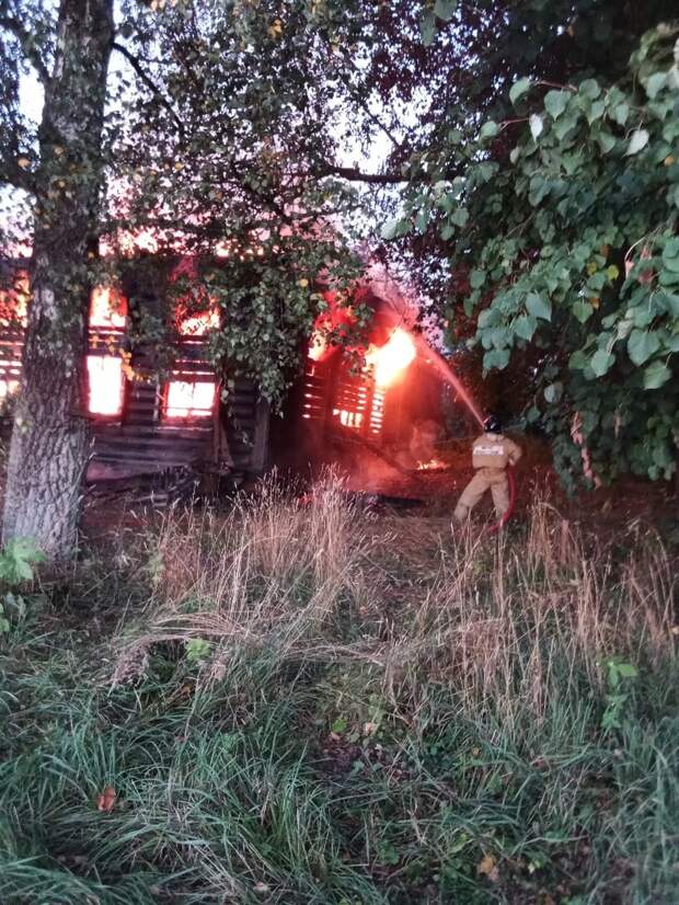 Полыхающее заброшенное здание в Тверской области тушили почти 5 часов