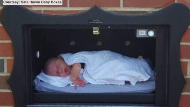Бэби бокс установленный благотворительной организацией Safe Heaven Baby Boxes