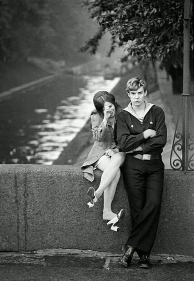 Молодая пара на прогулке. 1970 гг.