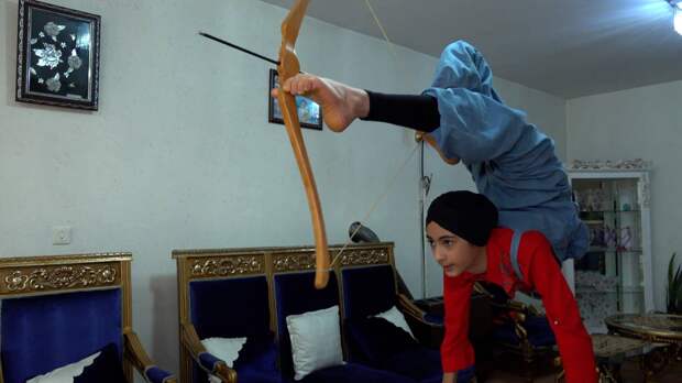 Иранская школьница научилась стрелять ногами из лука, стоя на руках