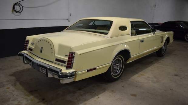 Пара Lincoln Continentals 1979 года без пробега уйдет с молотка
