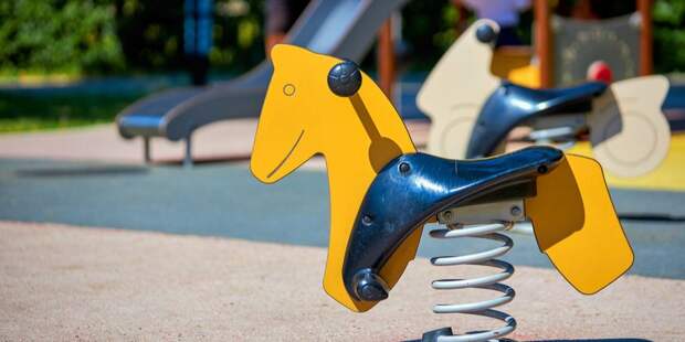 Детскую площадку в сквере на Дежнёва благоустроят до конца месяца