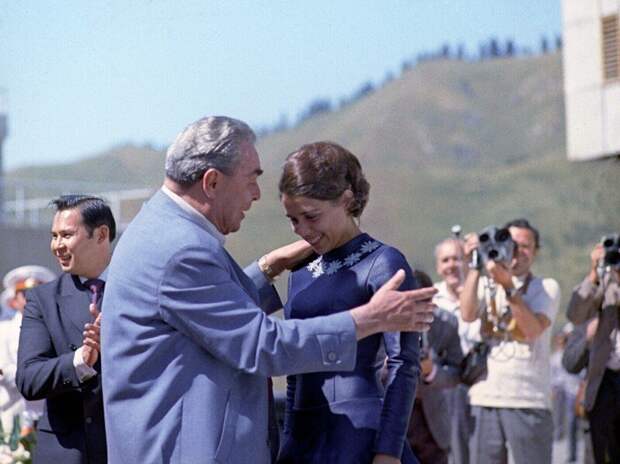 Леонид Ильич Брежнев и Ирина Роднина, 16 августа 1973, Медео. Фото Иосифа Будневича. АПН.