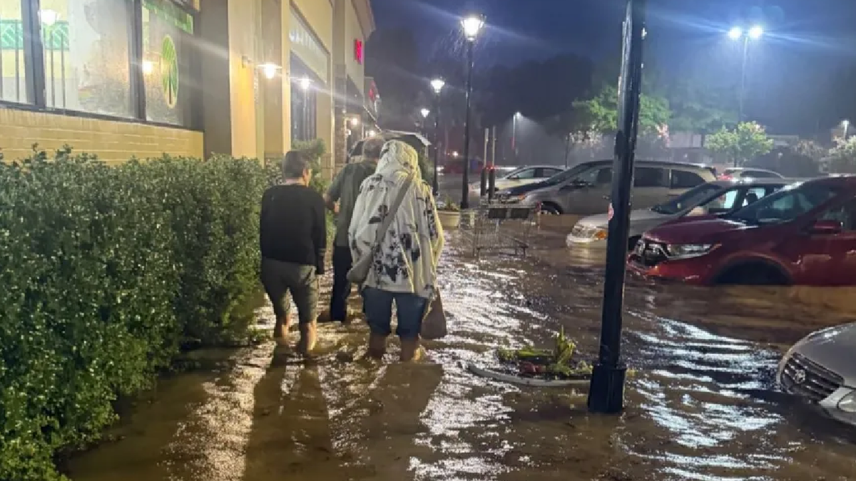 Передвижение по улицам города оказалось затруднено (Чапел-Хилл, Северная Каролина, США; 6 июля)