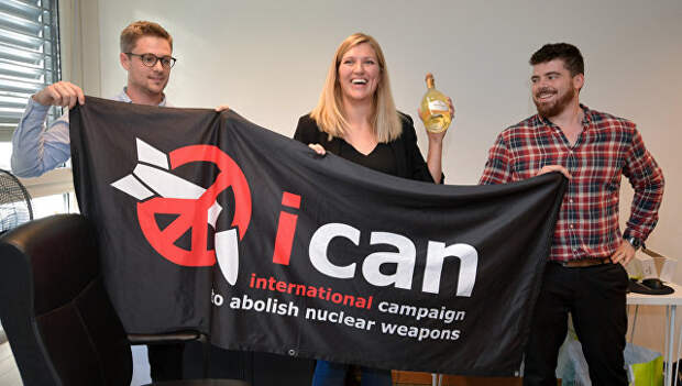Даниэль Хогстан, Беатрис Фин и ее супруг после присуждения Нобелевской премии мира Международной кампании за ликвидацию ядерного оружия. 6 октября 2017