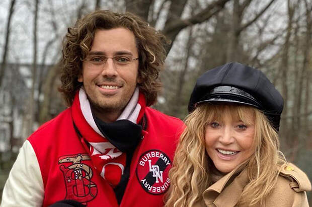 Максим Галкин поделился новым семейным снимком с Аллой Пугачевой и детьми Лизой и Гарри